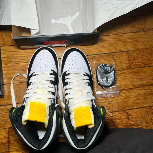 BRAND NEW - 2021 air Jordan 1 retro high og ‘volt gold’ - Picture 2 of 8